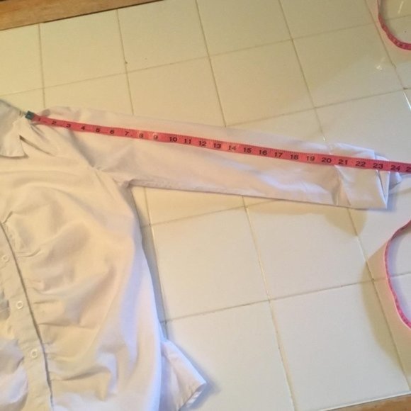 White Button Gathered Front Wing Tip Collar - Picture 12 of 13